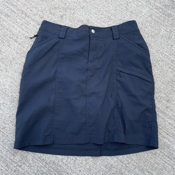 Duluth Trading Co Pants - DULUTH TRADING CO Womens Size 8 black cargo utility skort camping outdoor hiking